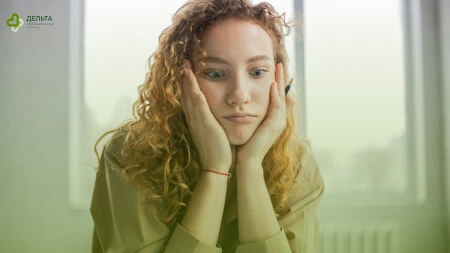 Девушка держится за голову